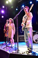 真舘晴子（Vo, G / The Wisely Brothers）と橋本薫（Vo, G / Helsinki Lambda Club）（撮影：高田真希子）