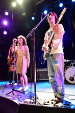 真舘晴子（Vo, G / The Wisely Brothers）と橋本薫（Vo, G / Helsinki Lambda Club）（撮影：高田真希子）