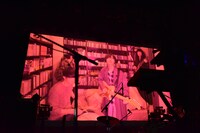 Helsinki Lambda Club「Skin」ミュージックビデオ上映時の様子。（撮影：高田真希子）