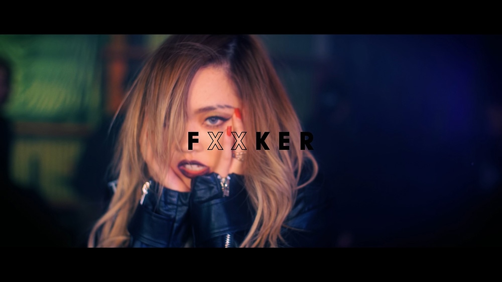 ちゃんみな「FXXKER」のミュージックビデオのワンシーン。