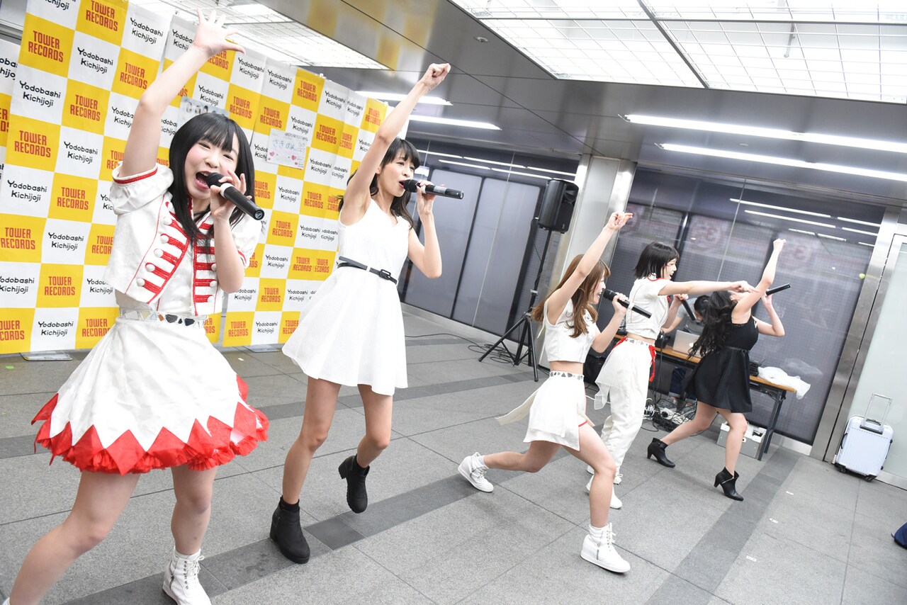 さきのん「NONSTOP☆DISCOTHEQUE」リリースイベントにて5人勢ぞろいしたDEAR KISSによるライブの様子。