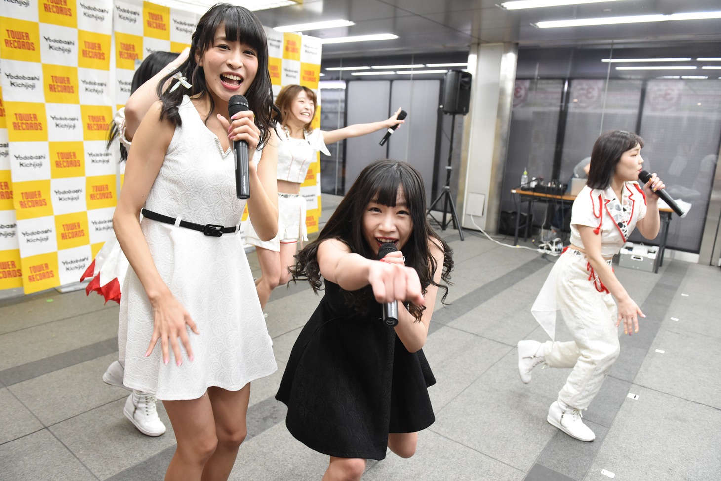 さきのん「NONSTOP☆DISCOTHEQUE」リリースイベントにて5人勢ぞろいしたDEAR KISSによるライブの様子。