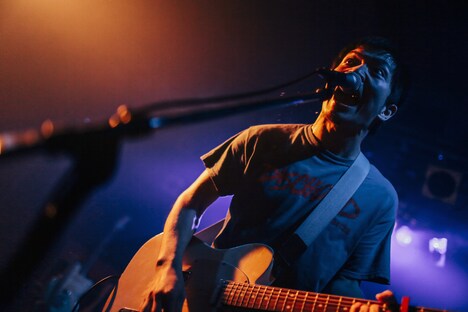 清水エイスケ(Vo, G)(撮影:西槇太一)