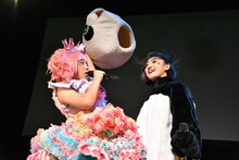 突然顔を出したパンダの小林歌穂（右）。