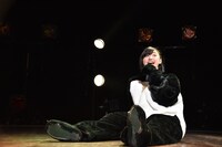 座り込んで駄々をこねる小林パンダ。