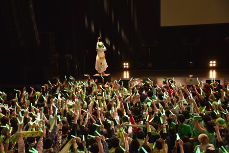 Instagram用のムービーを撮影する廣田あいか。