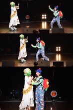 ムービーを撮影する廣田あいか（左）ににじり寄る小林歌穂（右）。