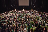 観客と記念撮影する廣田あいかと小林歌穂。