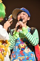 “ァィヵヮィィ”コーディネイトに身を包んだ小林歌穂。