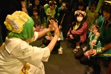 終演後にチビッ子とのふれあいを楽しむ廣田あいか。