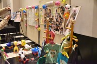 ロビーで展開された作品展示。