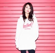 「SCANDAL“Feedback!” × WEARTHEMUSIC コラボパーカー」を着るHARUNA(Vo, G)