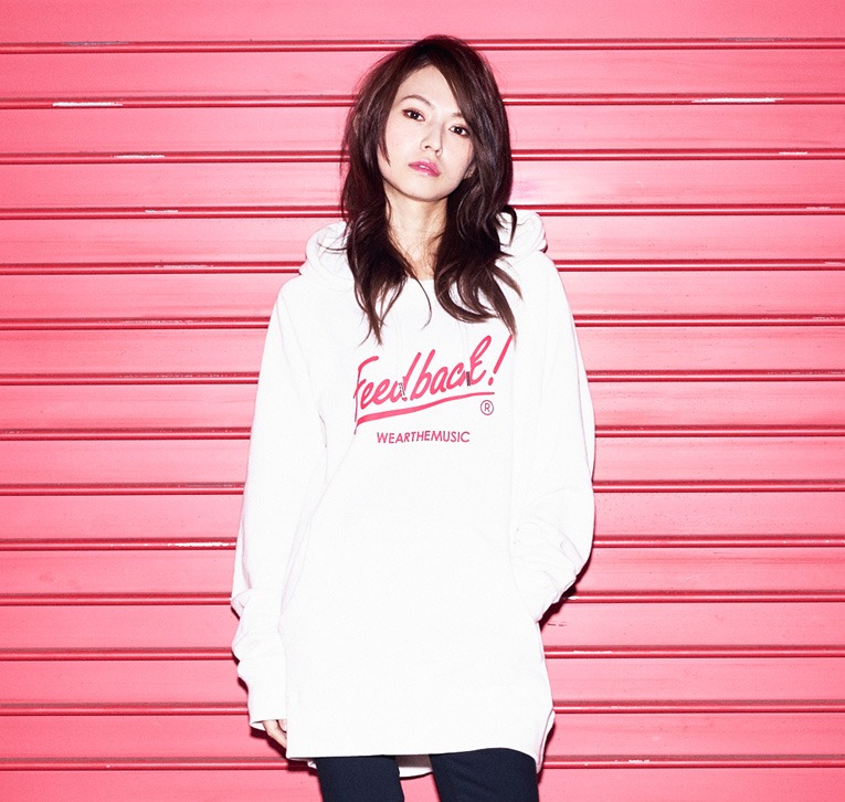 「SCANDAL“Feedback!” × WEARTHEMUSIC コラボパーカー」を着るHARUNA（Vo, G）