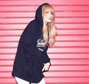 「SCANDAL“Feedback!” × WEARTHEMUSIC コラボパーカー」を着るMAMI(G, Vo)