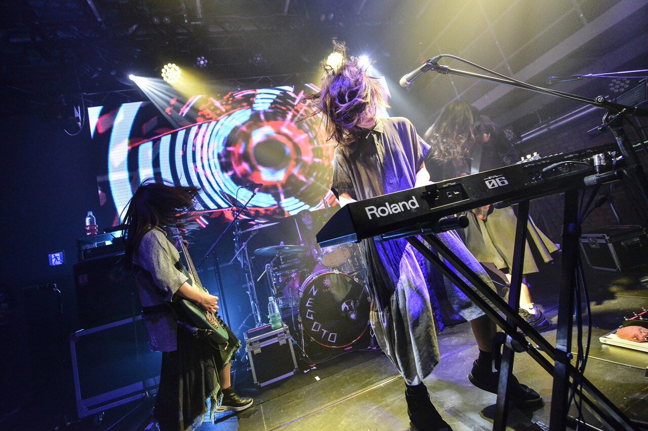 ねごと、ツアー直前に新作「ETERNALBEAT」をライブで再現