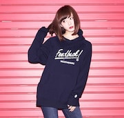 「SCANDAL“Feedback!” × WEARTHEMUSIC コラボパーカー」を着るRINA(Dr, Vo)