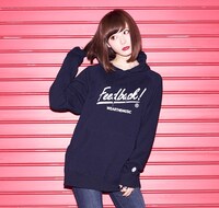 「SCANDAL“Feedback!” × WEARTHEMUSIC コラボパーカー」を着るRINA（Dr, Vo）