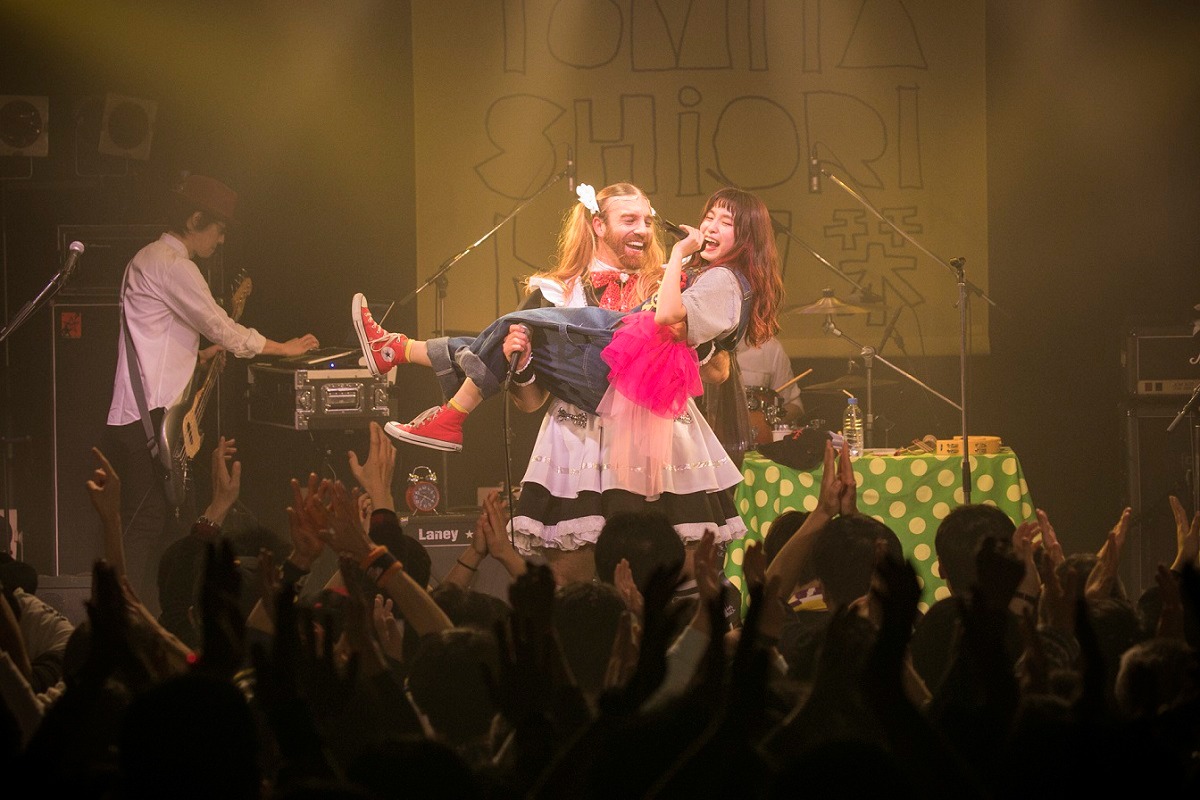 レディビアードにお姫様抱っこされるトミタ栞。（写真提供：EPICレコードジャパン）