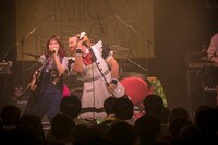 左からトミタ栞、レディビアード。（写真提供：EPICレコードジャパン）