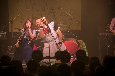 左からトミタ栞、レディビアード。（写真提供：EPICレコードジャパン）