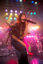 トミタ栞（写真提供：EPICレコードジャパン）