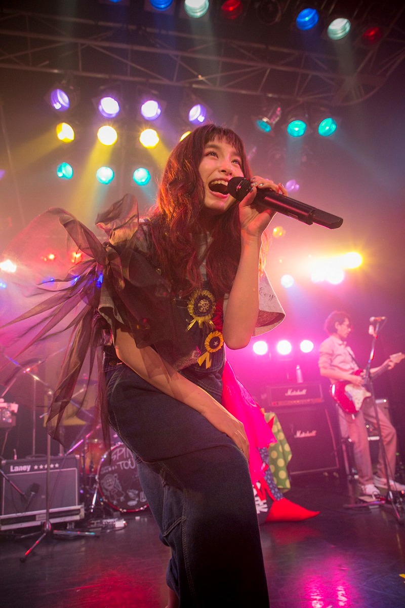 トミタ栞（写真提供：EPICレコードジャパン）