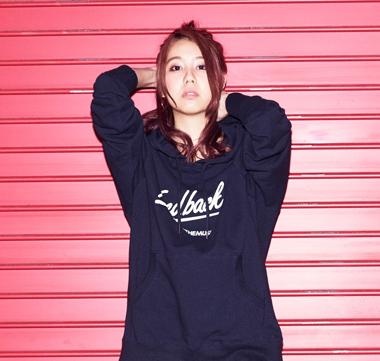 「SCANDAL“Feedback!” × WEARTHEMUSIC コラボパーカー」を着るTOMOMI（B, Vo）
