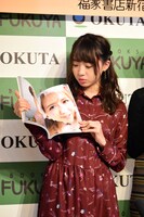 お気に入りの写真を紹介する木崎ゆりあ。