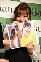 お気に入りの写真を紹介する大島涼花。