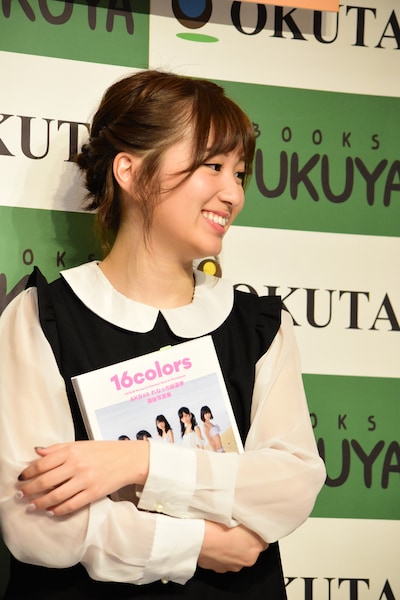 大島涼花。写真は2月に東京・福家書店新宿サブナード店で行われた写真集「AKB48れなっち総選挙選抜写真集 16colors」お渡し会で撮影されたもの。