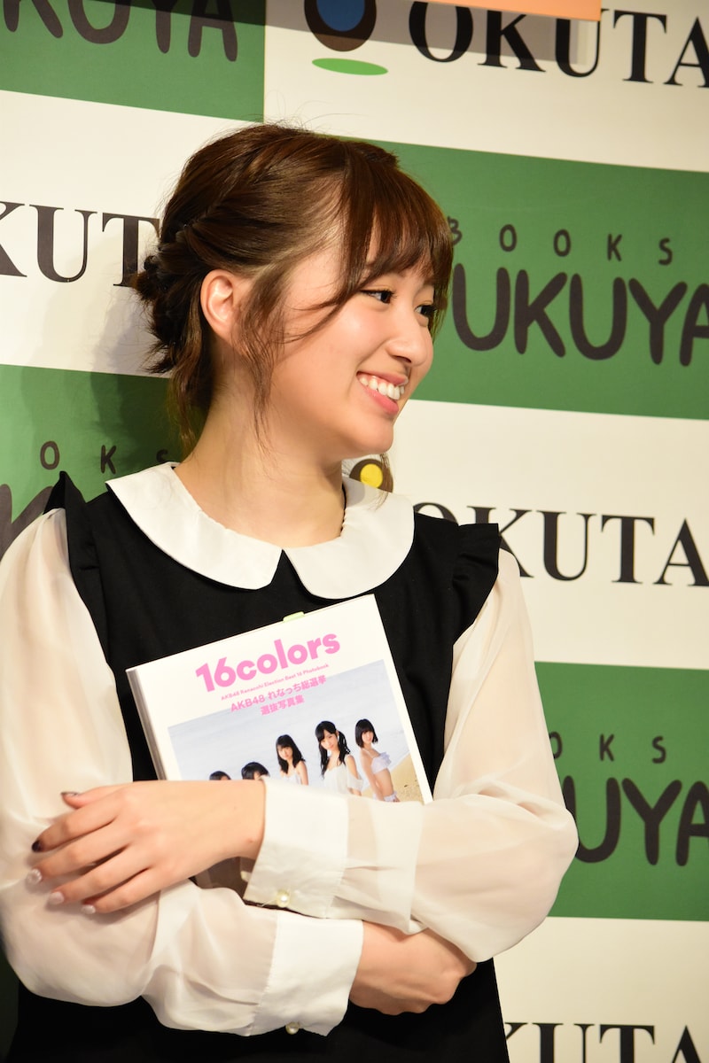 大島涼花。写真は2月に東京・福家書店新宿サブナード店で行われた写真集「AKB48れなっち総選挙選抜写真集 16colors」お渡し会で撮影されたもの。