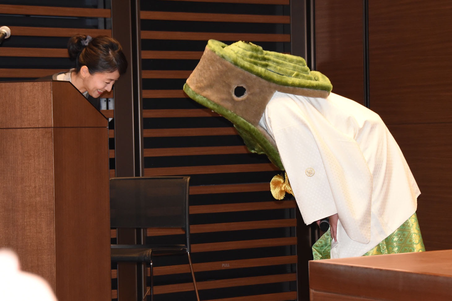 司会者に会釈するレキシ（右）。
