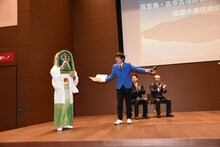 レキシこと池田貴史をステージ中央へ招く銀シャリ鰻。