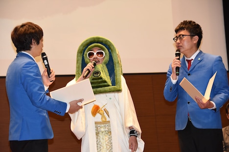 銀シャリとレキシ（中央）。