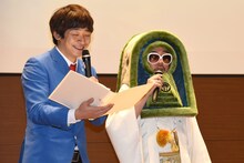 左から鰻和弘、レキシ。