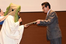 松井一郎大阪府知事（右）から任命証を受け取るレキシ（左）。