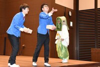 豆まきをする銀シャリ（手前）と、立ち位置へ戻るレキシ（奥）。