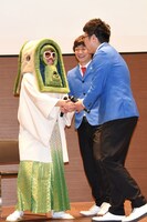 握手を交わす（左から）レキシ、銀シャリ。