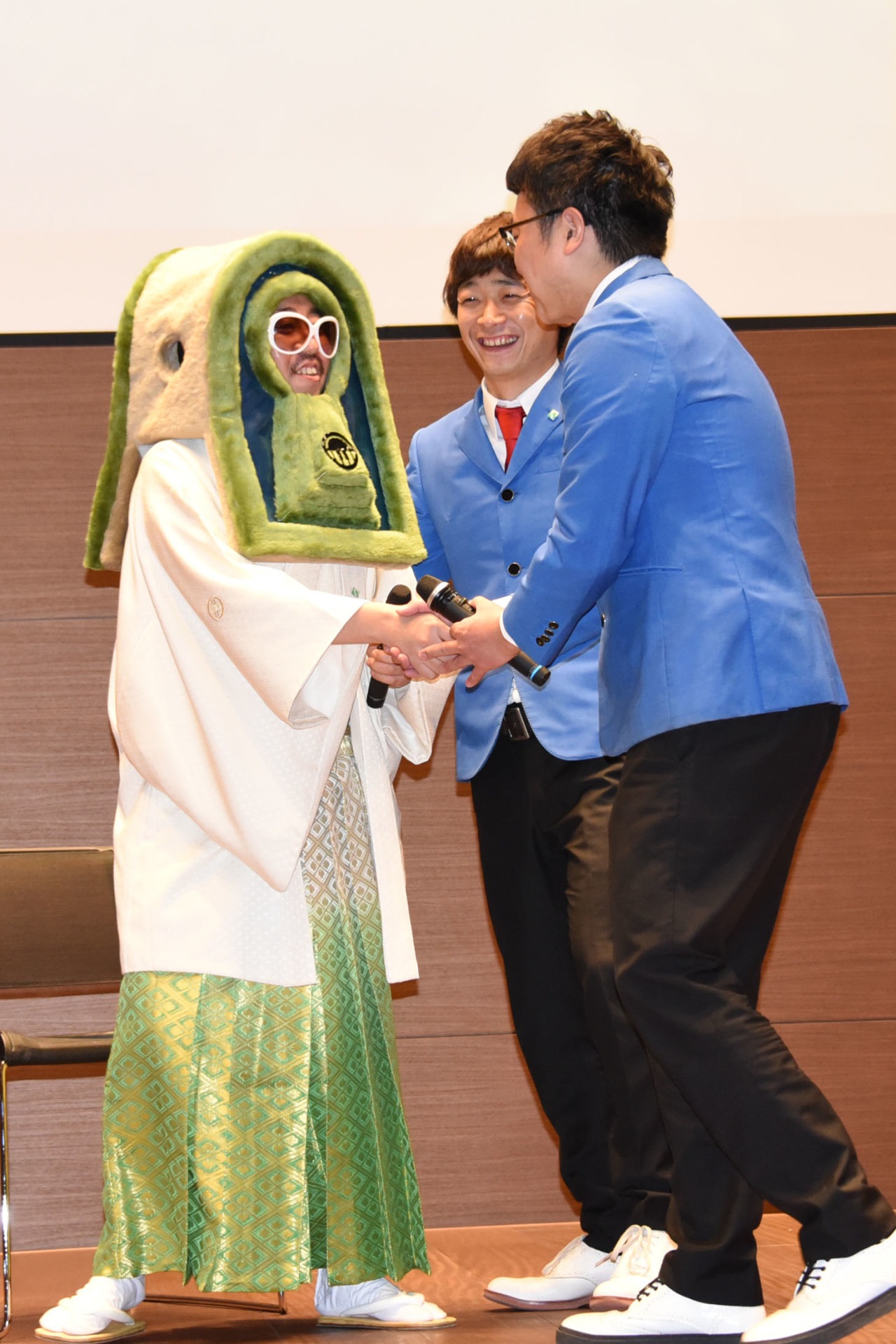 レキシこと池田貴史と握手を交わす銀シャリ。