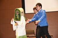 退場する（左から）レキシ、銀シャリ。