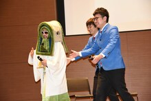 退場する（左から）レキシ、銀シャリ。