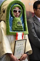 囲み取材に応じるレキシ。