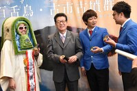 囲み取材の様子。