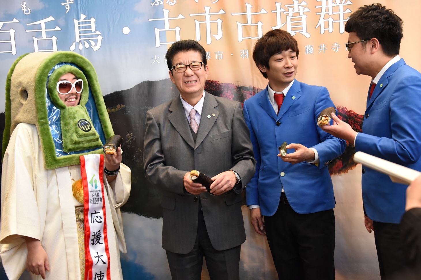 囲み取材中の様子。