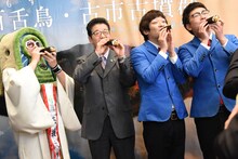 囲み取材の中の様子。恵方巻きを頬張るレキシこと池田貴史（左端）と銀シャリ（右から2人）。