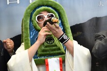 恵方巻を食べるレキシ。