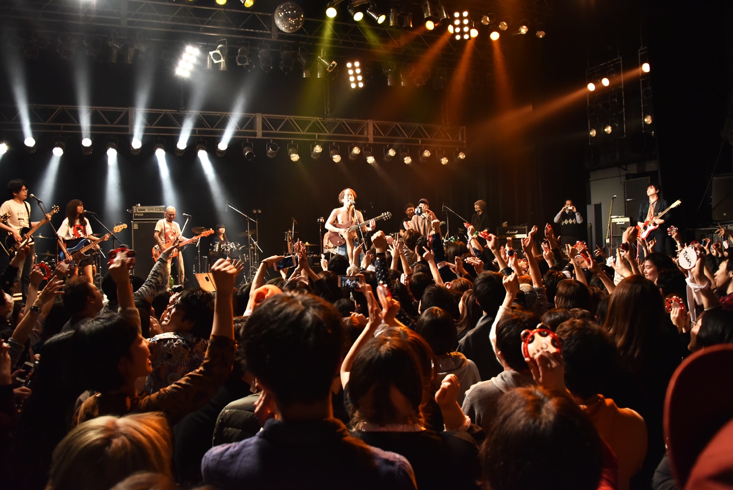 2月2日に東京・TSUTAYA O-EASTで行われた1st　ライブの様子。