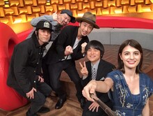 ACIDMANとバカリズム（右から2番目）、マギー（右）。