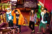 SPARK!!SOUND!!SHOW!!。左がタクマ(Syn, G)。