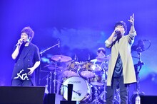 「Song for you feat. Akihito Okano (PORNOGRAFFITTI) 」を披露するMaydayと岡野昭仁（ポルノグラフィティ）。（撮影：橋本塁[SOUND SHOOTER]）